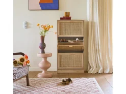 Mueble zapatero de 3 puertas con decoración de caña y madera natural