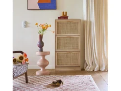 Mueble zapatero de 3 puertas con decoración de caña y madera natural