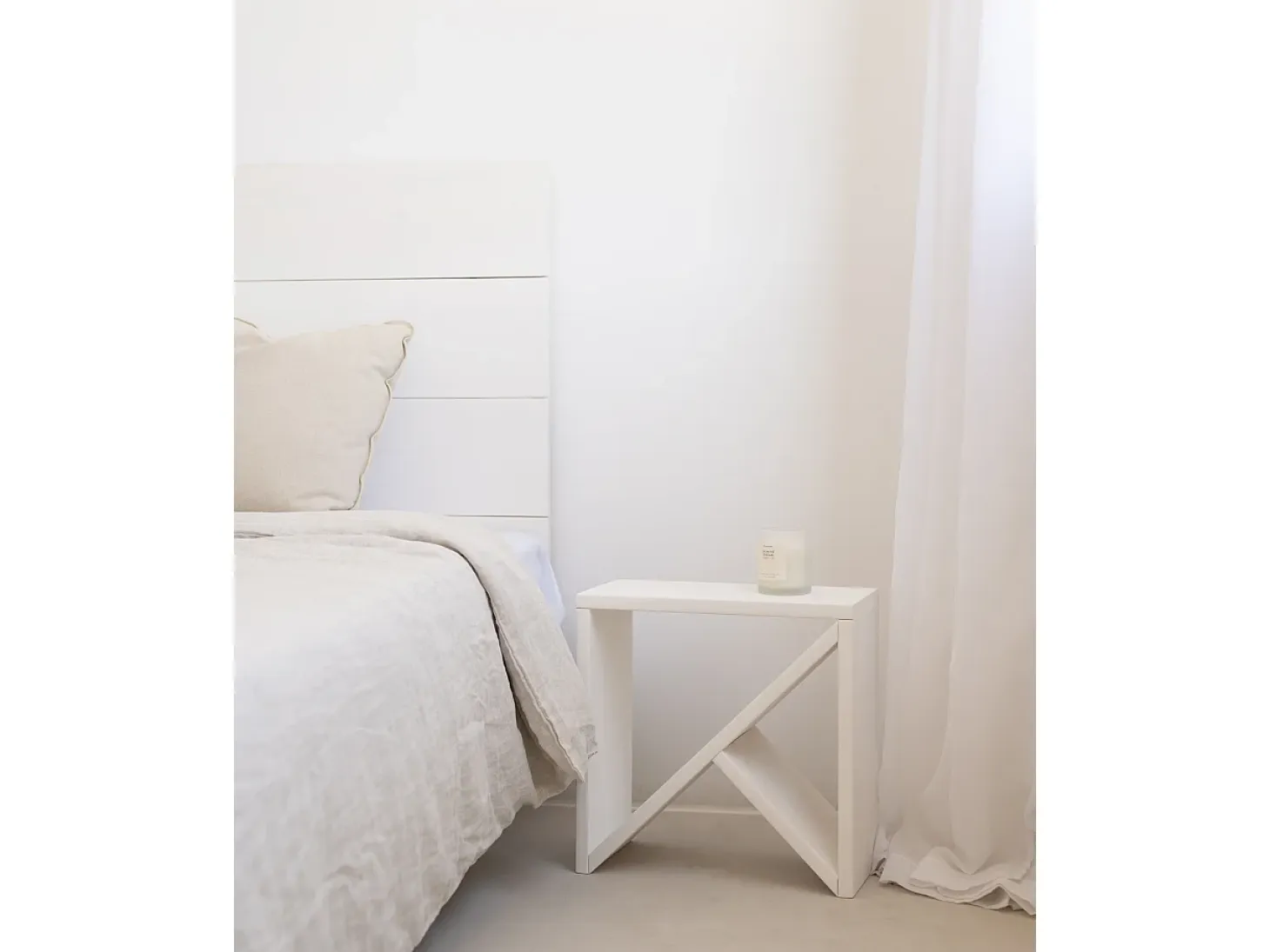 Pack 2 mesitas de madera maciza en tono blanco de 50x50cm - STOKE - DECOWOOD