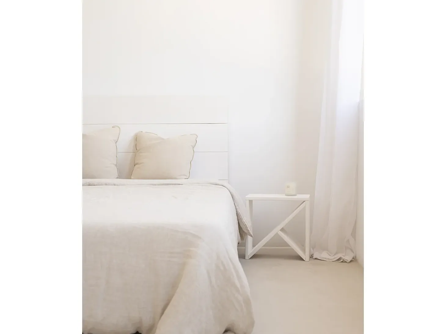 Pack 2 mesitas de madera maciza en tono blanco de 40x40cm - STOKE - DECOWOOD