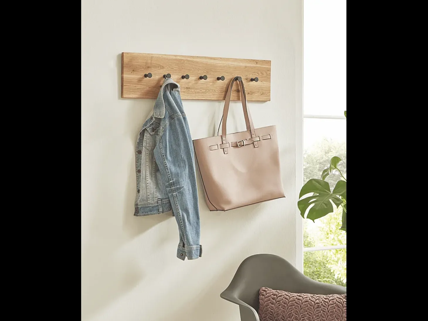 Perchero de pared de diseño en roble aceitado y metal negro 7 ganchos Lorna