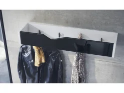 Perchero gancho de pared panel para colgar ropa Kolmio, cuerpo en blanco mate, frente en negro de alto brillo 83,5 x 12,5 x 21 cm