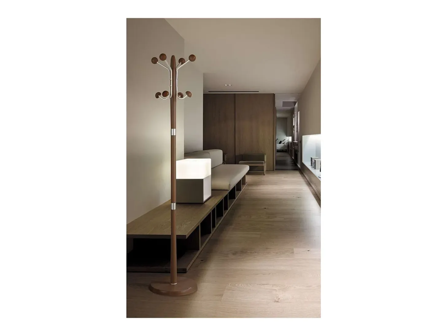 Perchero mod. 420 herrajes en cromo satinado lacado nogal, 180 cm(alto)37 cm(ancho)37 cm(l