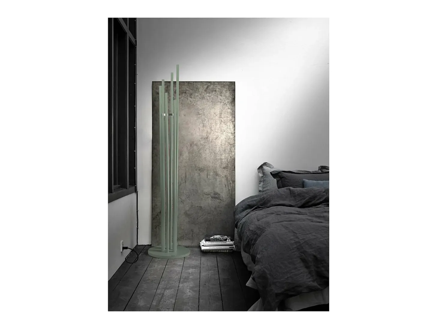 Perchero moderno mod. 471 acabado lacado en verde, 182 cm(alto)34 cm(ancho)34 cm(largo)