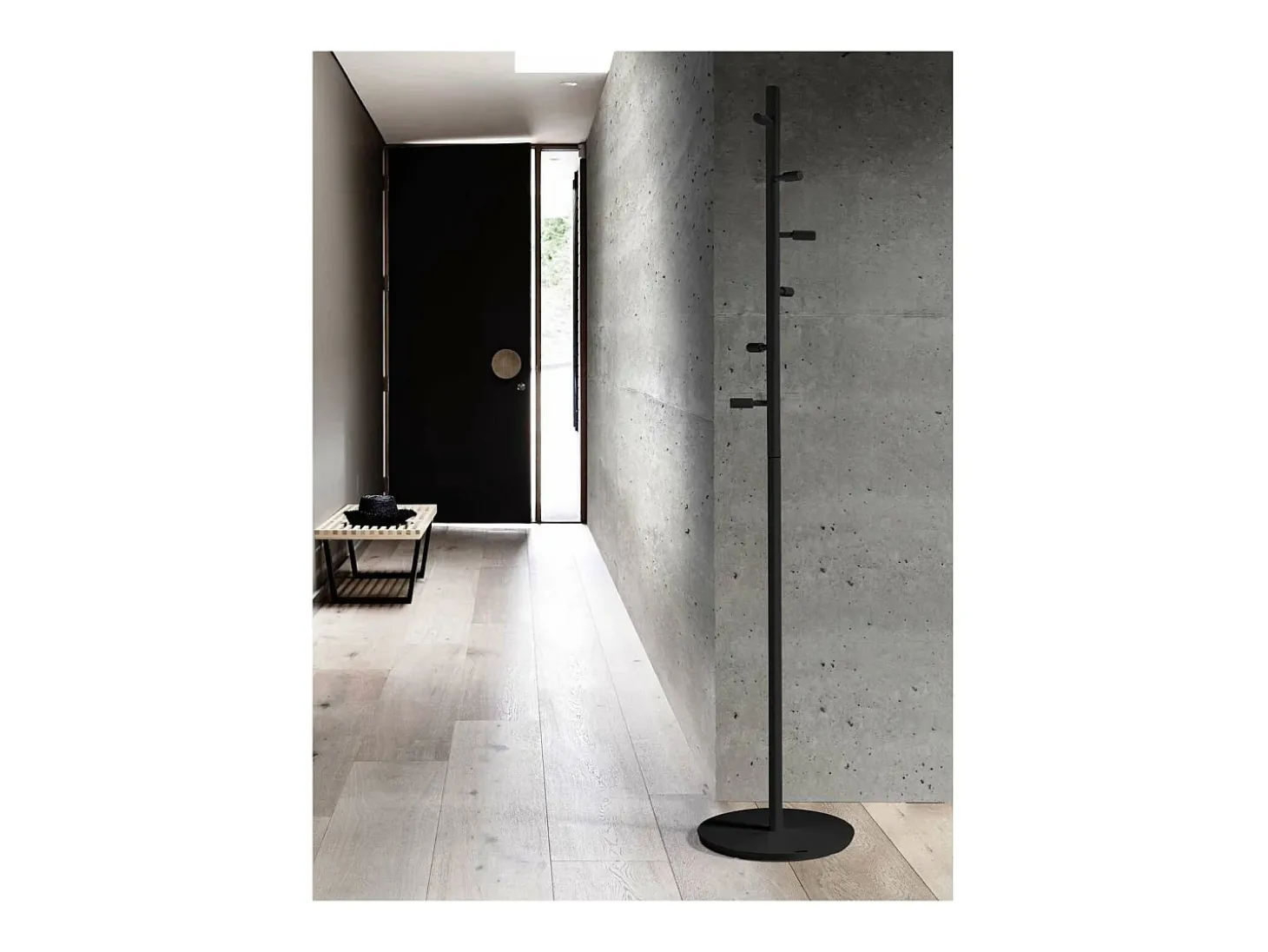 Perchero moderno mod. 401 herrajes cromo satinado lacado negro 185 cm(alto)35 cm(ancho)35