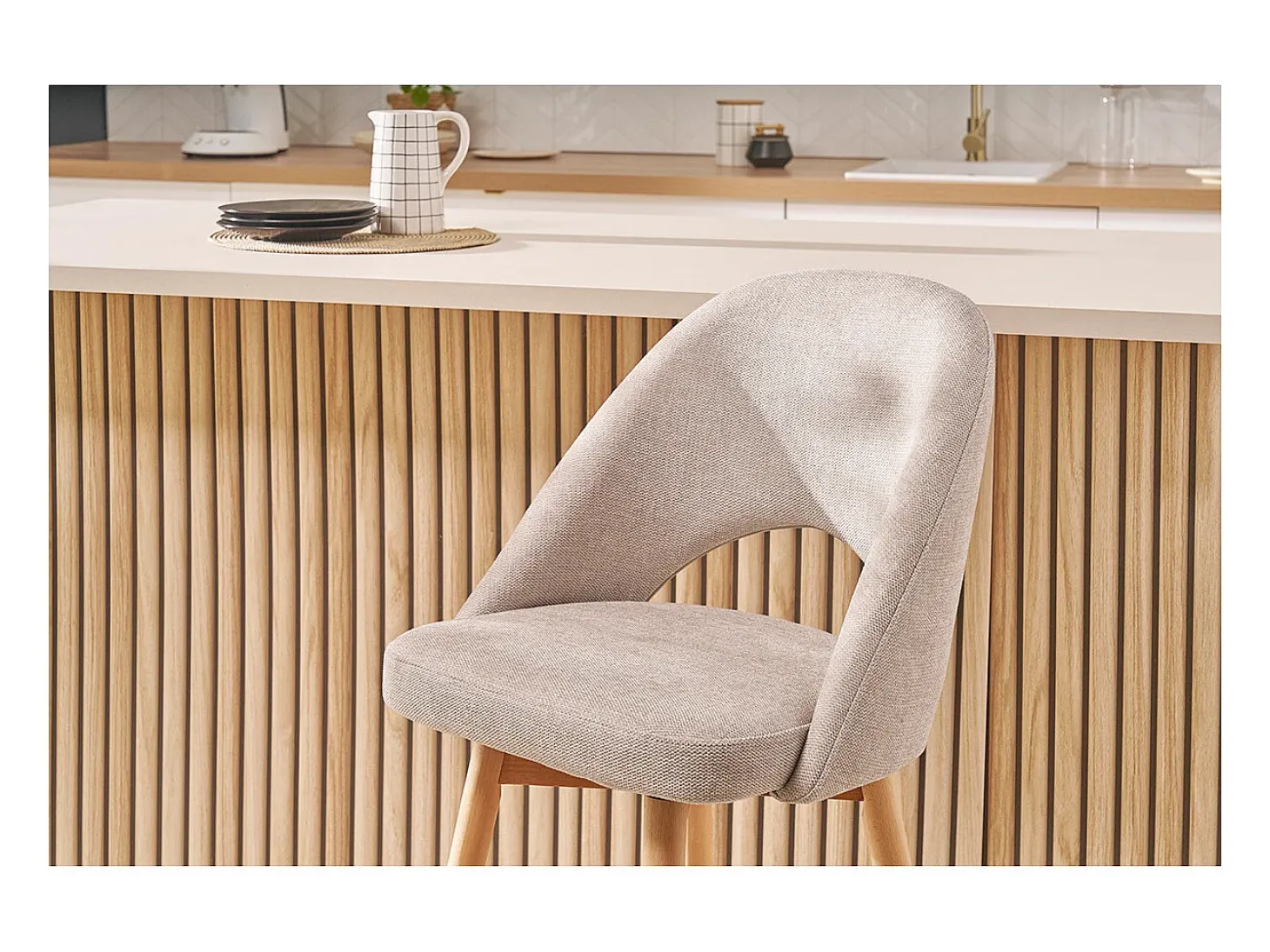 Set de 2 taburetes de cocina nórdicos de tela efecto aterciopelado texturizado beige y madera de caucho maciza 65 cm COSETTE