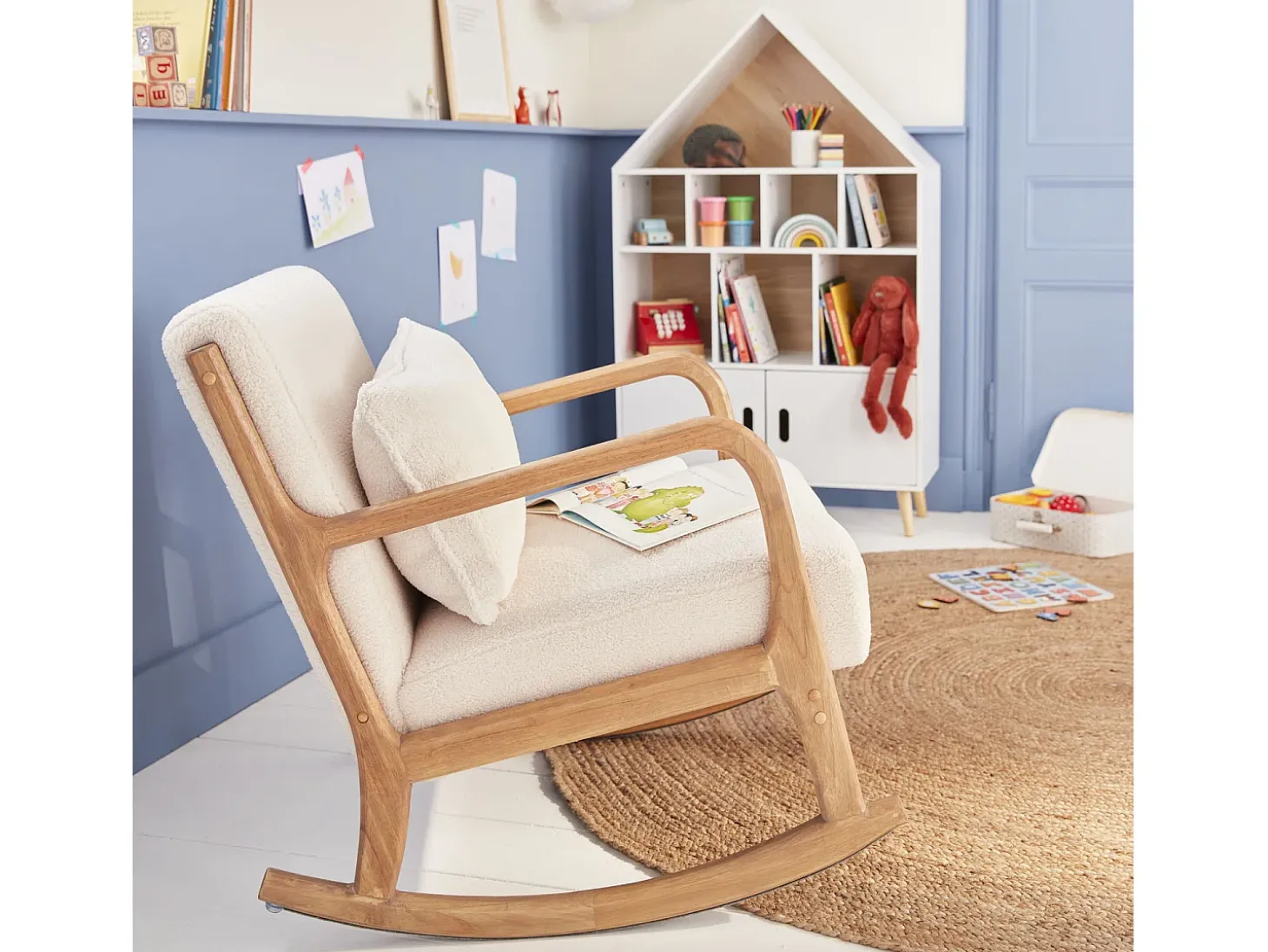 Silla mecedora estilo escandinavo con borreguito crema
