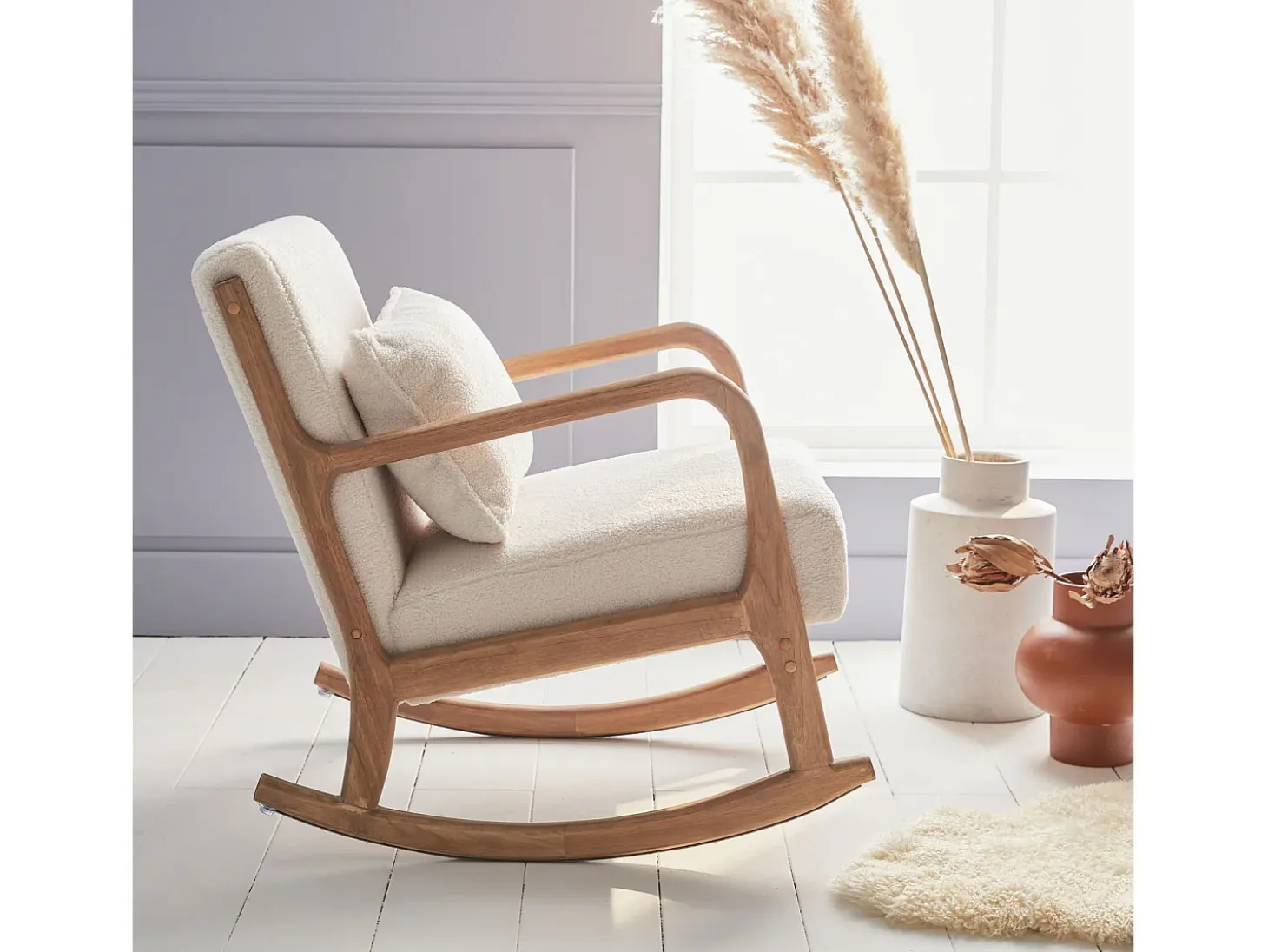 Silla mecedora estilo escandinavo con borreguito crema