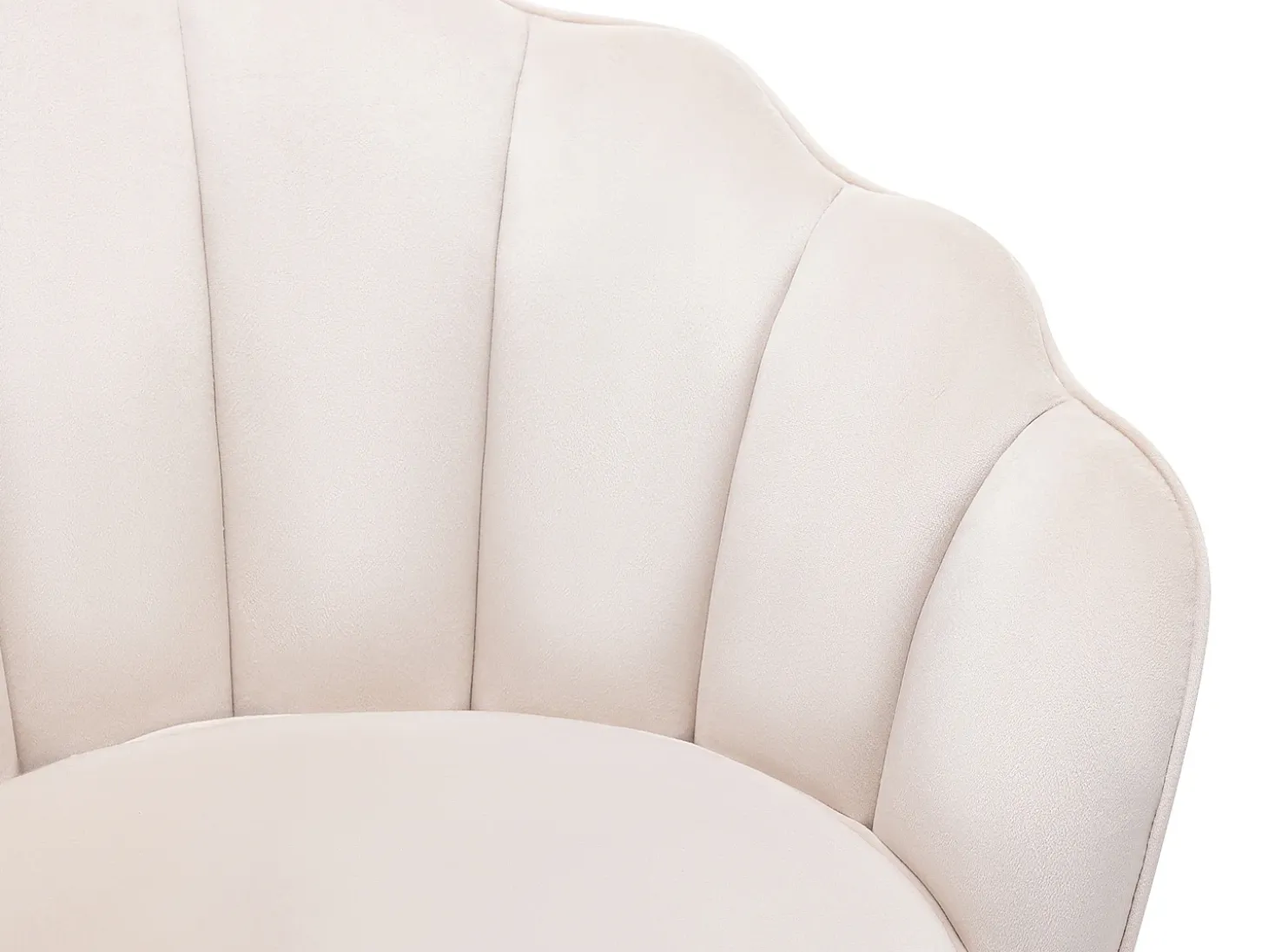 Sillón concha de terciopelo color beige con patas de metal LALEA