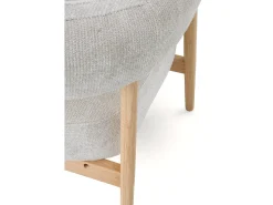 Sillón de madera de roble tapizado en blanco