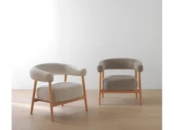Sillón de madera de roble tapizado en blanco