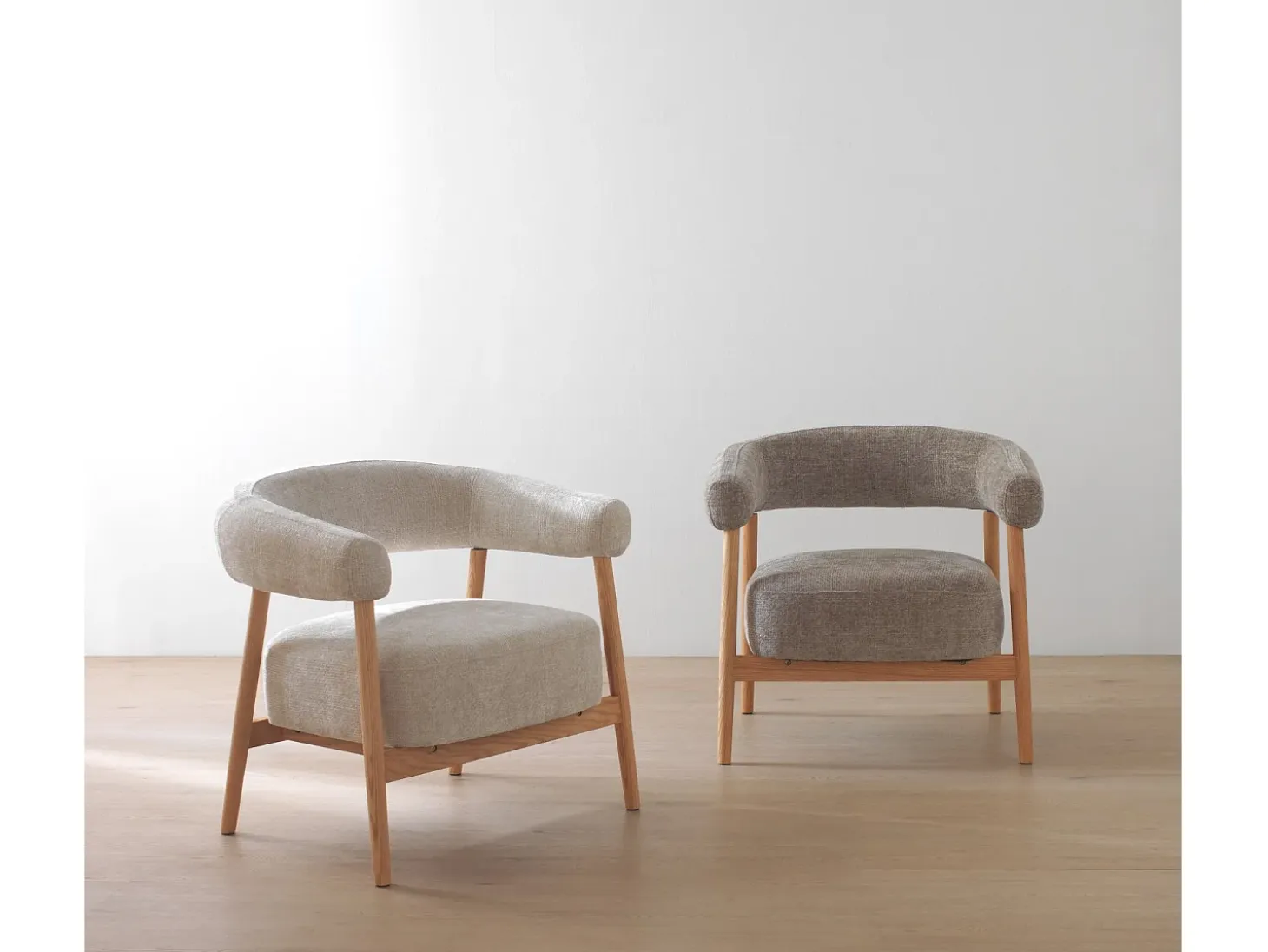 Sillón de madera de roble tapizado en blanco