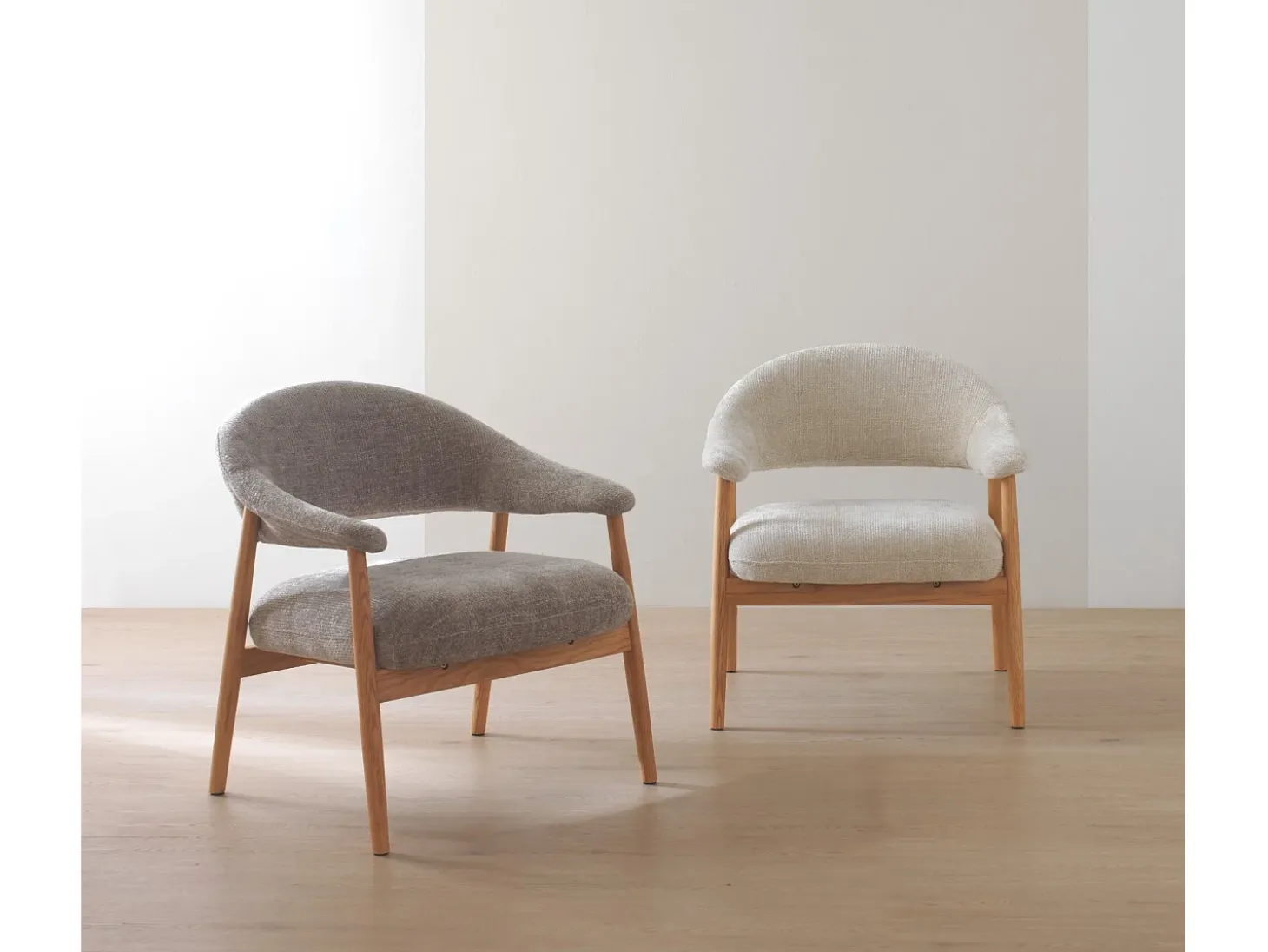 Sillón de madera de roble tapizado en blanco