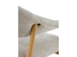 Sillón de madera de roble tapizado en blanco