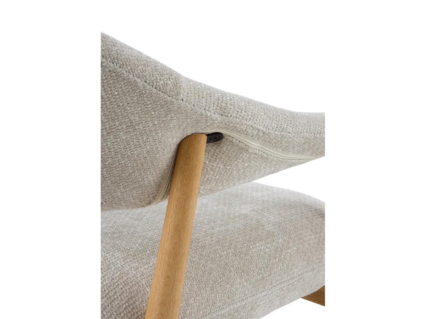 Sillón de madera de roble tapizado en blanco