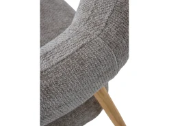 Sillón de madera de roble tapizado en topo