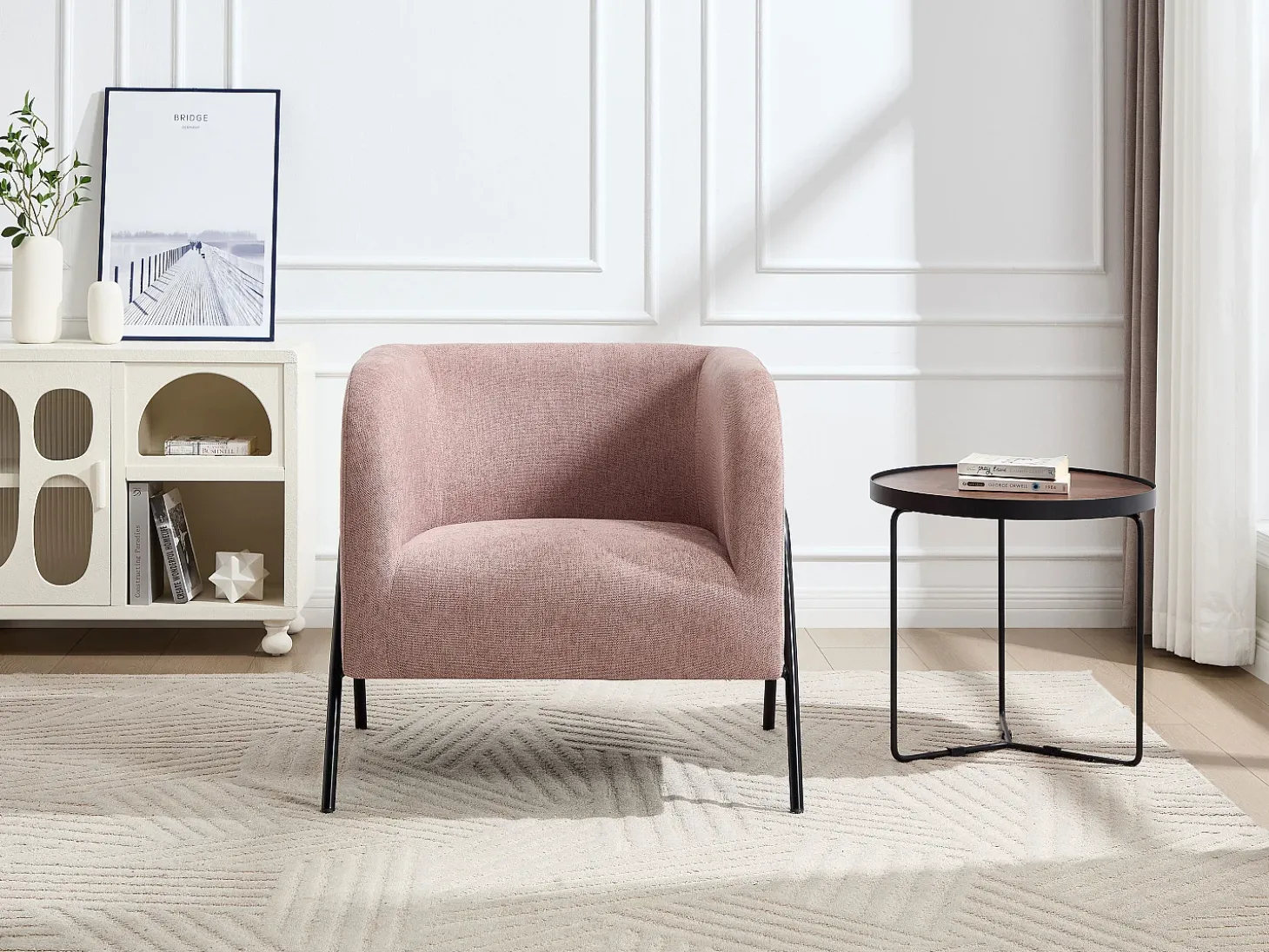 Sillón de tela color rosa con patas de acero BLINODA