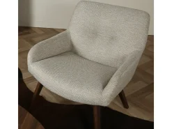 Sillón de tela de arena con pies de nogal