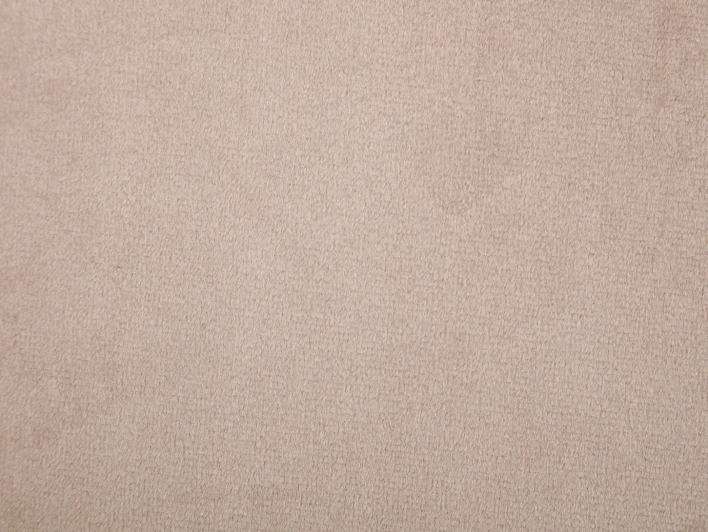 Sillón de terciopelo beige capitoné. Estilo escandinavo. VATELY