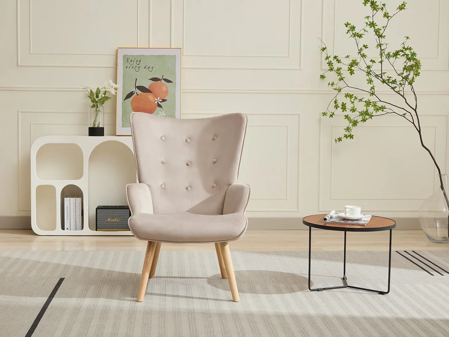 Sillón de terciopelo beige capitoné. Estilo escandinavo. VATELY