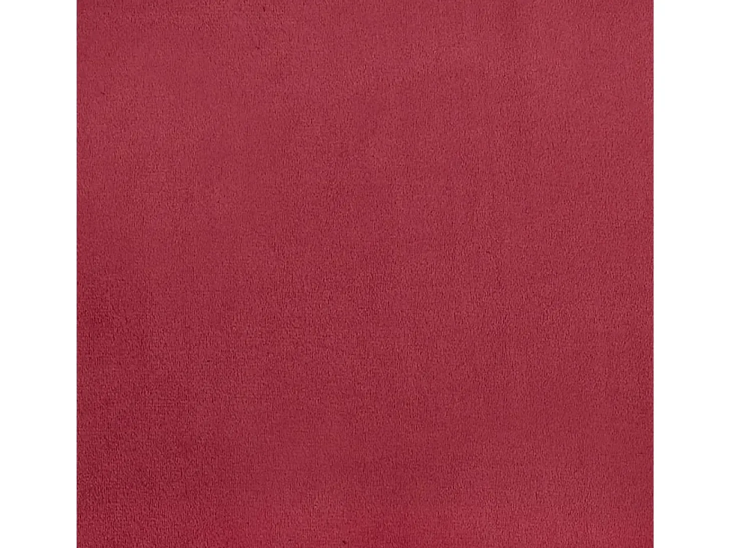 Sillón de terciopelo rojo tinto