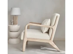 Sillón escandinavo de madera y tela de borreguito texturizado beige