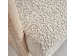Sillón escandinavo de madera y tela de borreguito texturizado beige