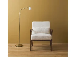 Sillón escandinavo de madera de hevea y borreguito crema
