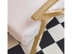 Sillón escandinavo de madera de hevea y efecto pelo sintético blanco