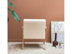 Sillón escandinavo de madera de hevea y efecto pelo sintético blanco