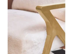Sillón escandinavo de madera de hevea y efecto pelo sintético blanco