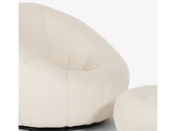 Sillón giratorio de diseño de tela bouclé blanco con puf reposapiés Kuma