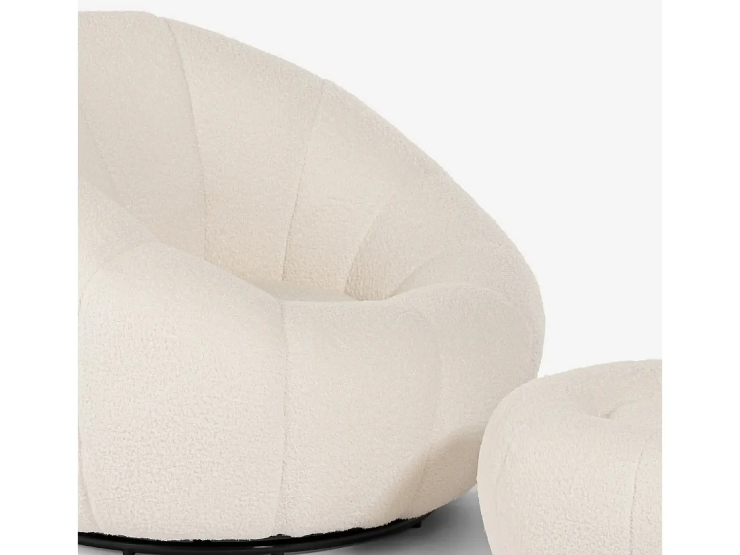 Sillón giratorio de diseño de tela bouclé blanco con puf reposapiés Kuma