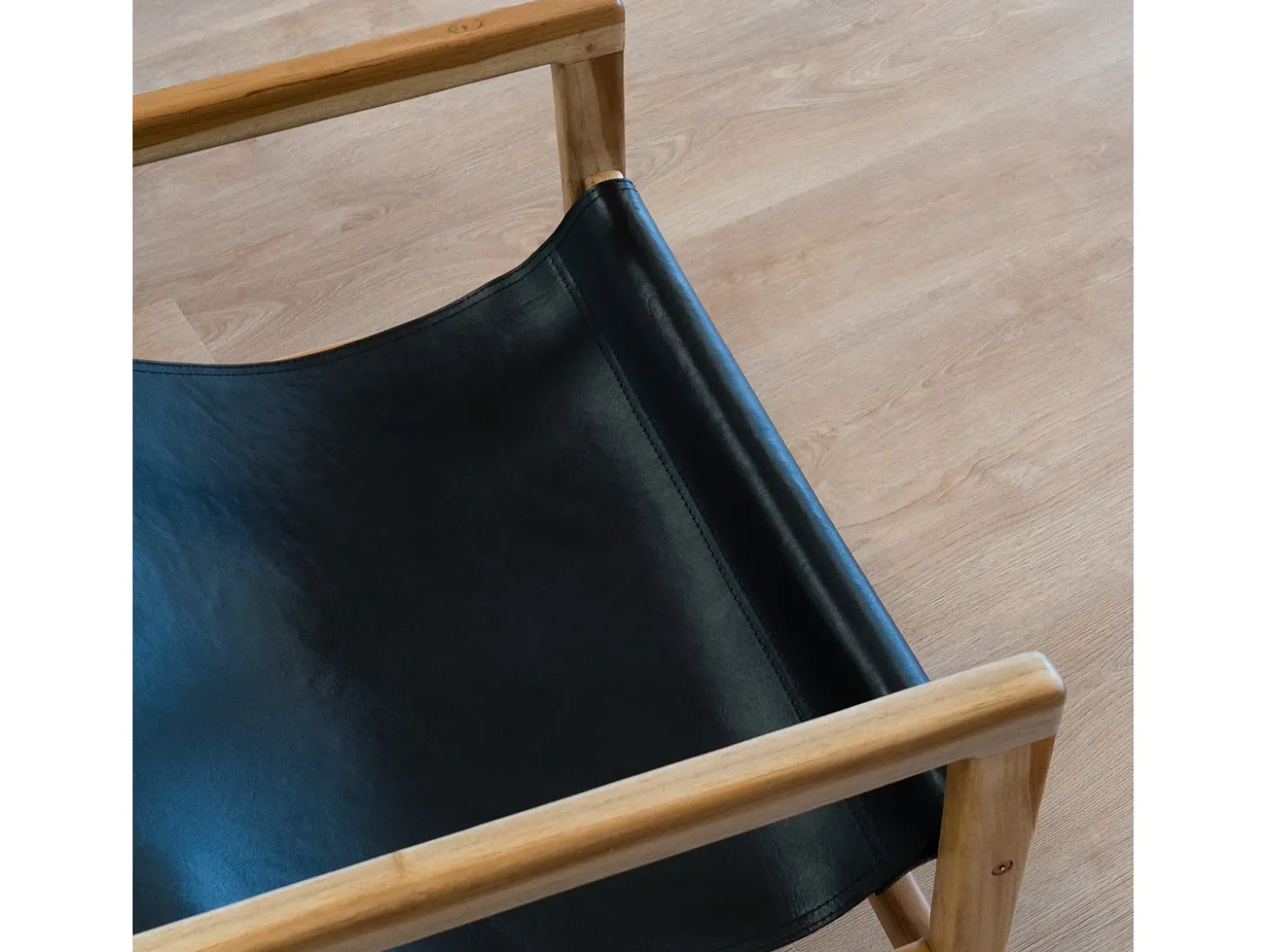 Sillón lounge de teca y cuero de vaca negro - Apache