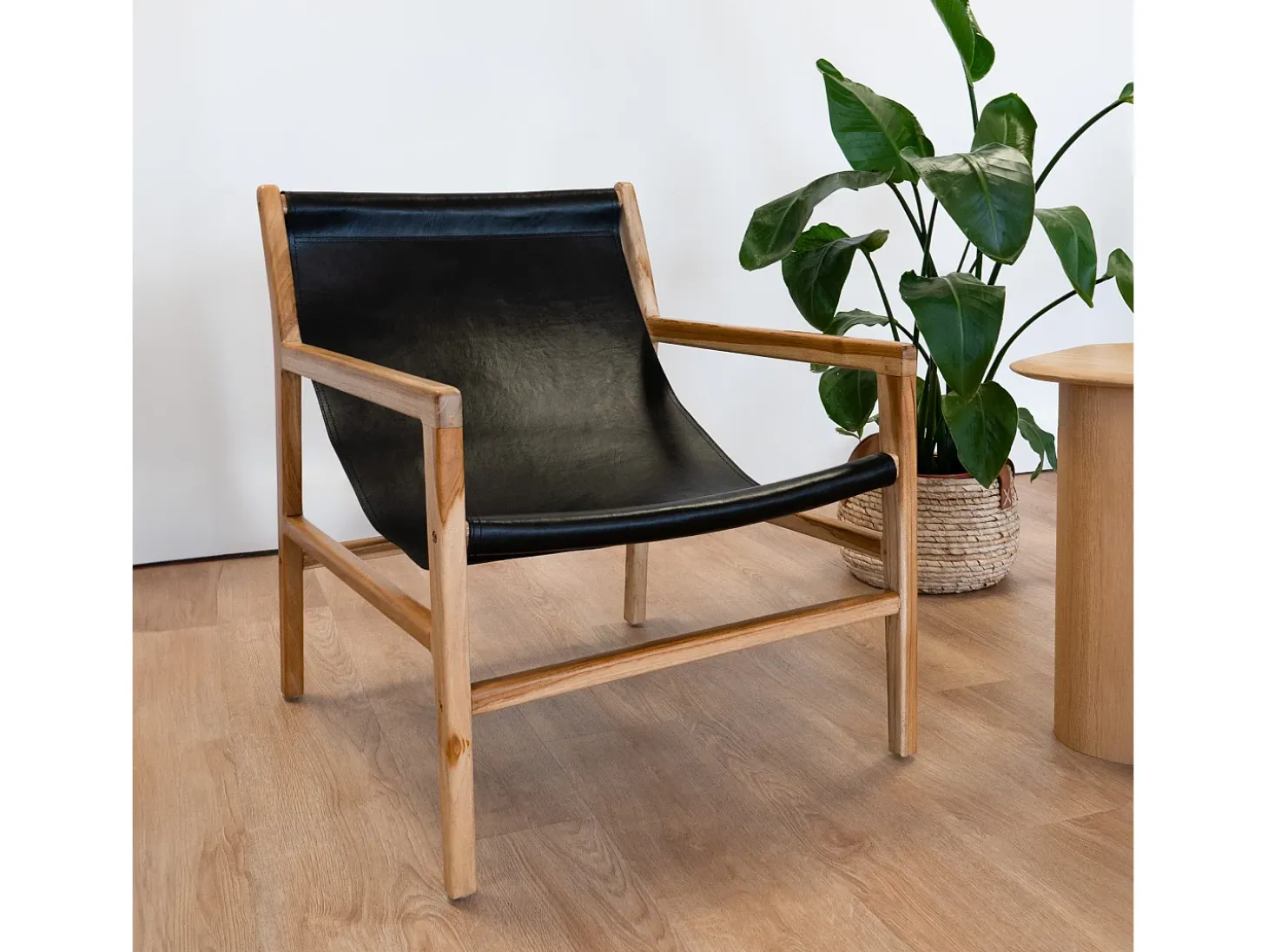 Sillón lounge de teca y cuero de vaca negro - Apache