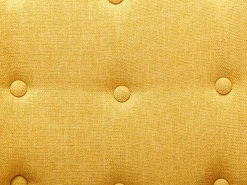 Sillón mecedora de lino amarillo mostaza con patas mecedoras y botones decorativos en el respaldo ELMINA II