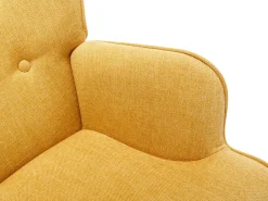 Sillón mecedora de lino amarillo mostaza con patas mecedoras y botones decorativos en el respaldo ELMINA II