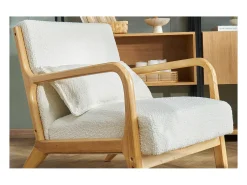 Sillón nórdico de borreguillo blanco y madera clara maciza DERRY