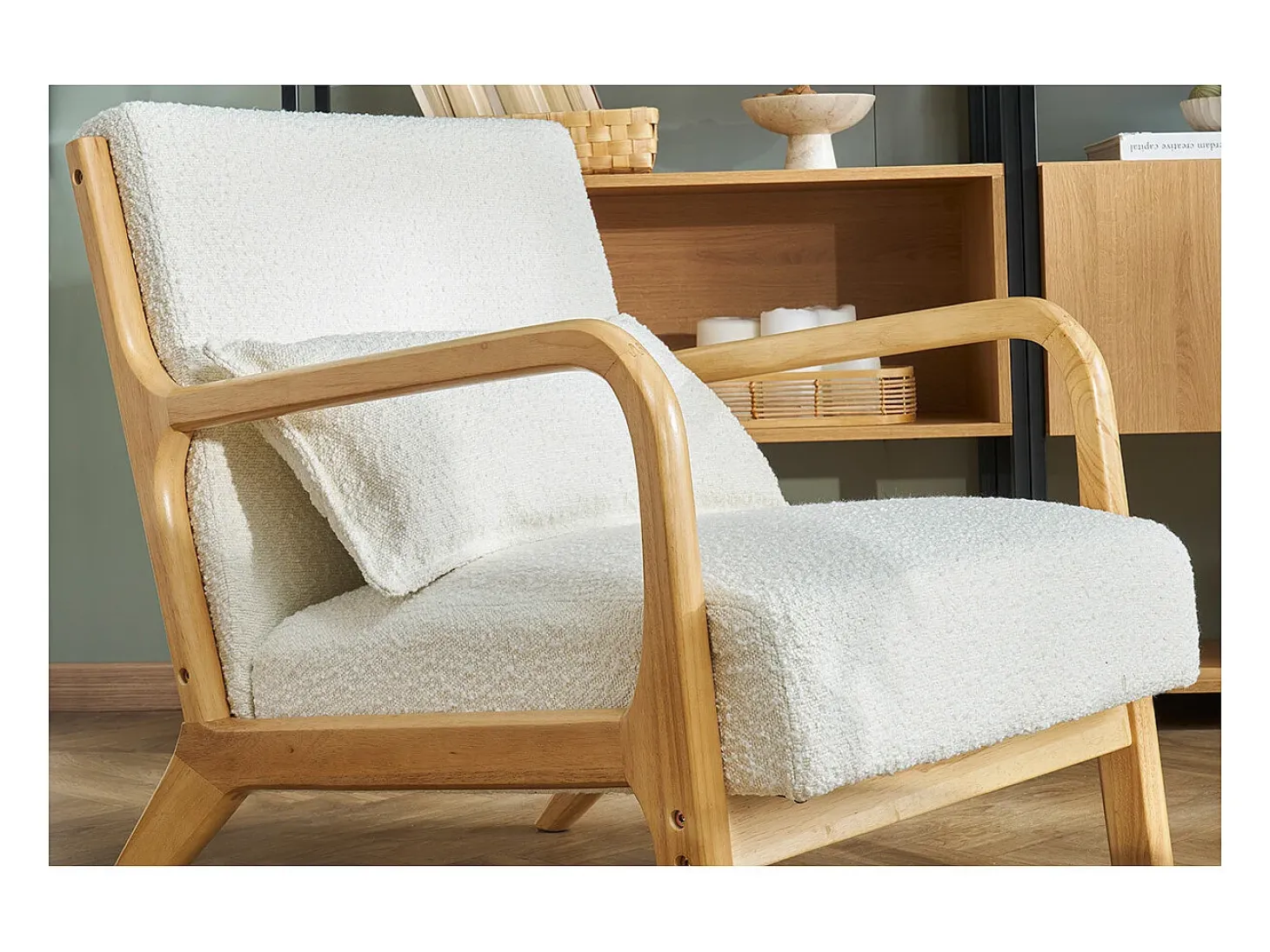 Sillón nórdico de borreguillo blanco y madera clara maciza DERRY