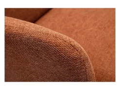 Sillón nórdico de tejido efecto aterciopelado texturizado terracota y madera ISKO