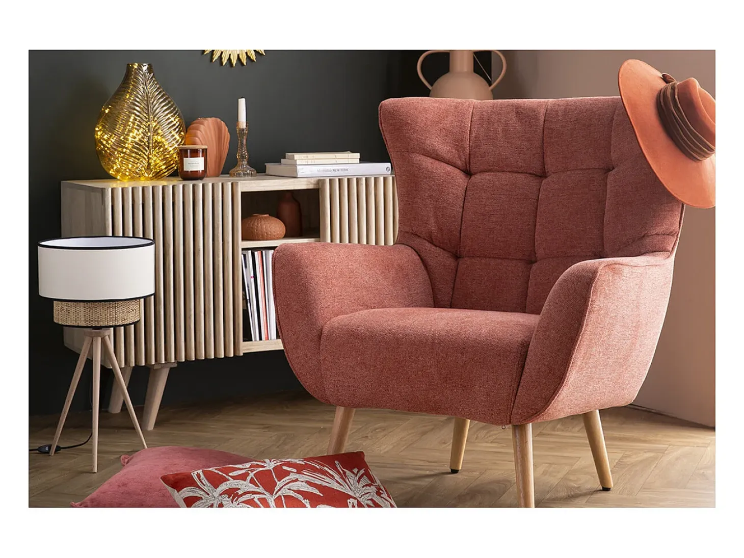 Sillón nórdico efecto terciopelo terracota y madera AVERY