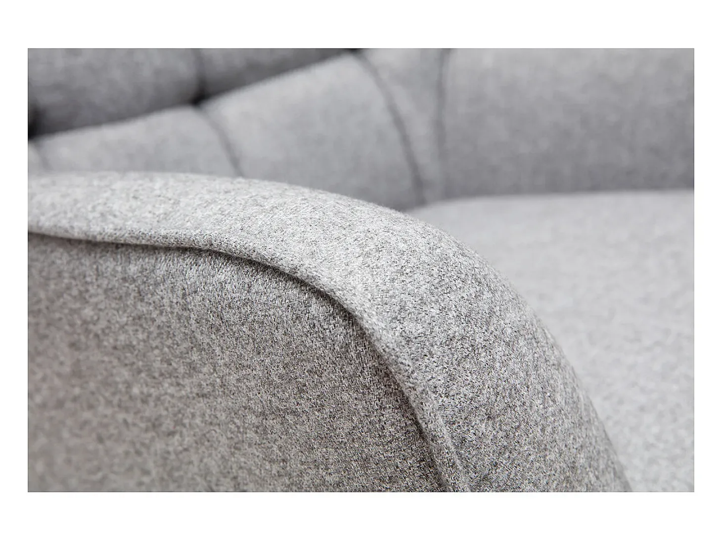 Sillón nórdico en tejido gris claro y madera AVERY
