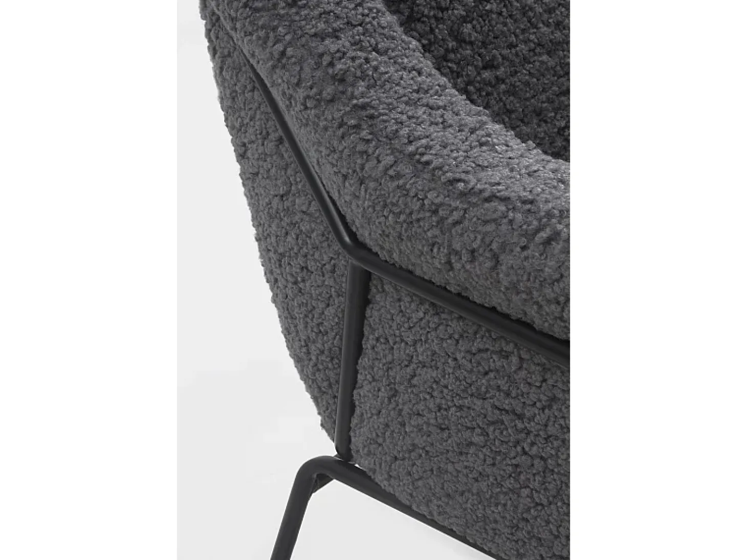 Sillón tapizado color gris con patas metálicas negras