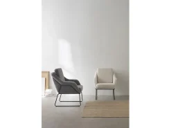 Sillón tapizado color gris con patas metálicas negras