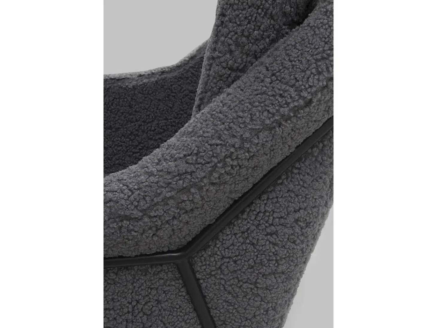 Sillón tapizado color gris con patas metálicas negras