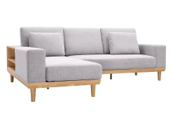 Sofá chaise longue a la izquierda 5 plazas con estantes en tela texturizada gris claro efecto aterciopelado y madera clara KOMAO