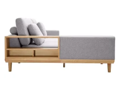 Sofá chaise longue a la izquierda 5 plazas con estantes en tela texturizada gris claro efecto aterciopelado y madera clara KOMAO