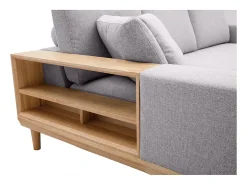 Sofá chaise longue a la izquierda 5 plazas con estantes en tela texturizada gris claro efecto aterciopelado y madera clara KOMAO