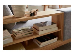 Sofá chaise longue a la izquierda 5 plazas con estantes en tela texturizada gris claro efecto aterciopelado y madera clara KOMAO