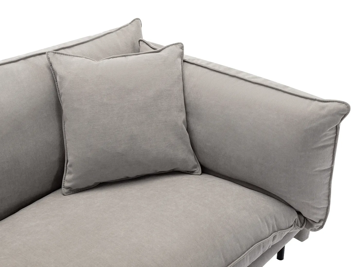 Sofá de 3 plazas de tela color gris. Asiento de plumas. CORFINO